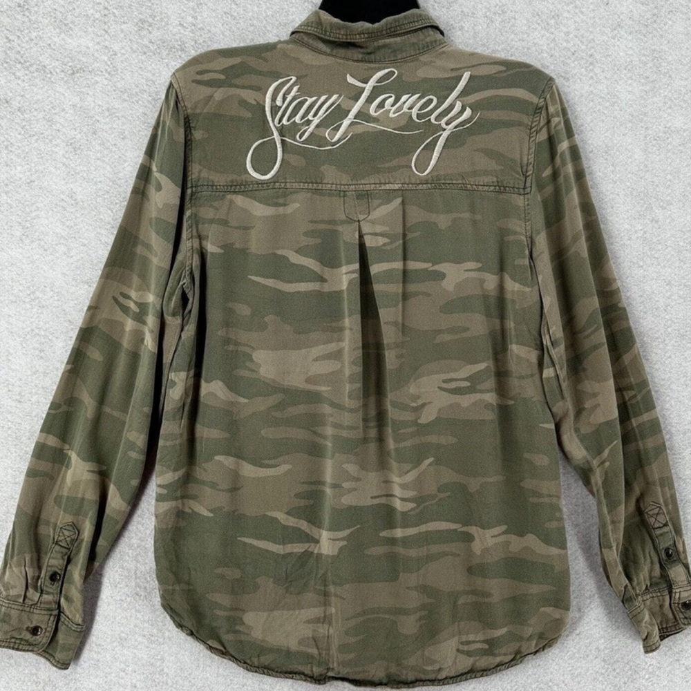 AEO Stay Lovely Camouflage Button Up Lightweight Top 🧡